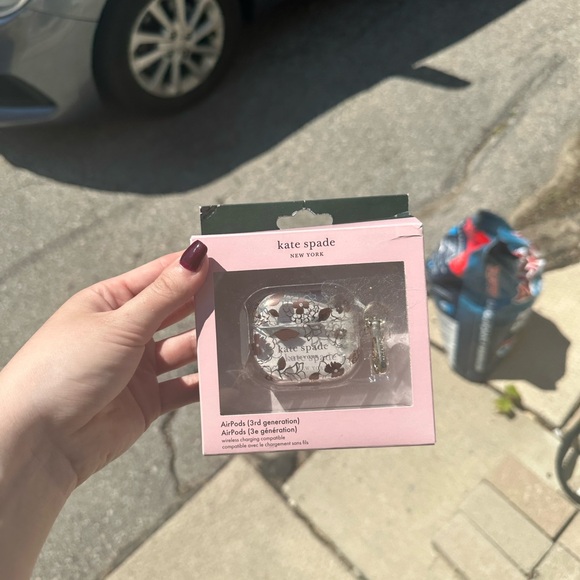 Kate spade airpod case - Picture 3 of 5